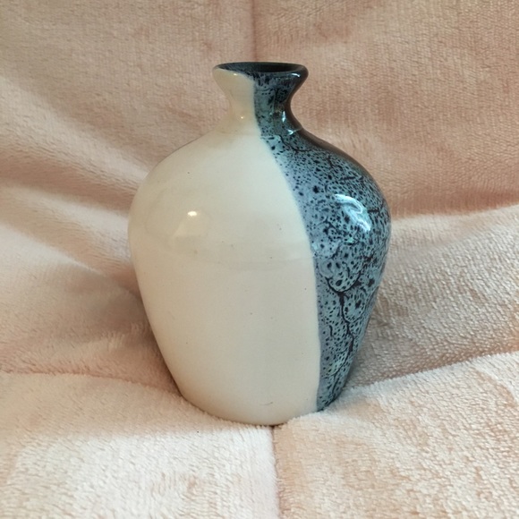 Navy and white ceramic mini vase - Picture 3 of 3